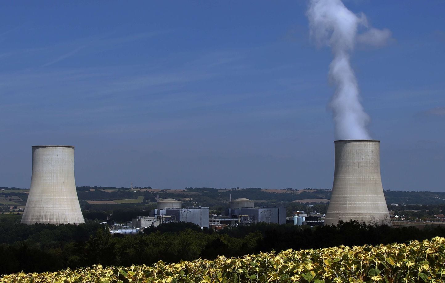 Tres reactores nucleares siguen cerrados en Francia por el calor Tres reactores nucleares siguen cerrados en Francia por el calor